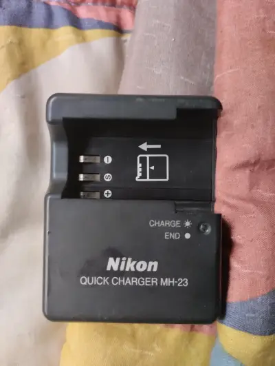 Cámara Nikon D3000 DSLR con cargador y bolso - miniatura 4