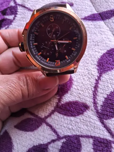 Reloj analógico de hombre con cronógrafo dorado - miniatura 2