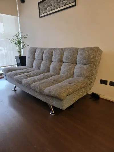 Sofá cama gris con patas metálicas - miniatura 1