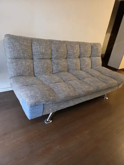 Sofá cama gris con patas metálicas - miniatura 2