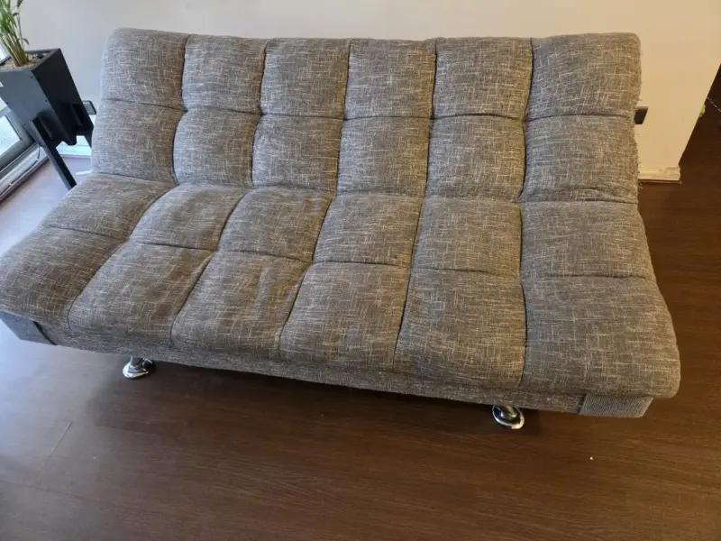 Sofá cama gris con patas metálicas - 3