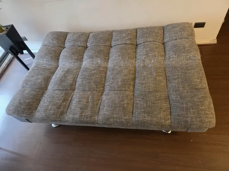 Sofá cama gris con patas metálicas - 4