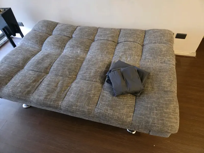 Sofá cama gris con patas metálicas - 5