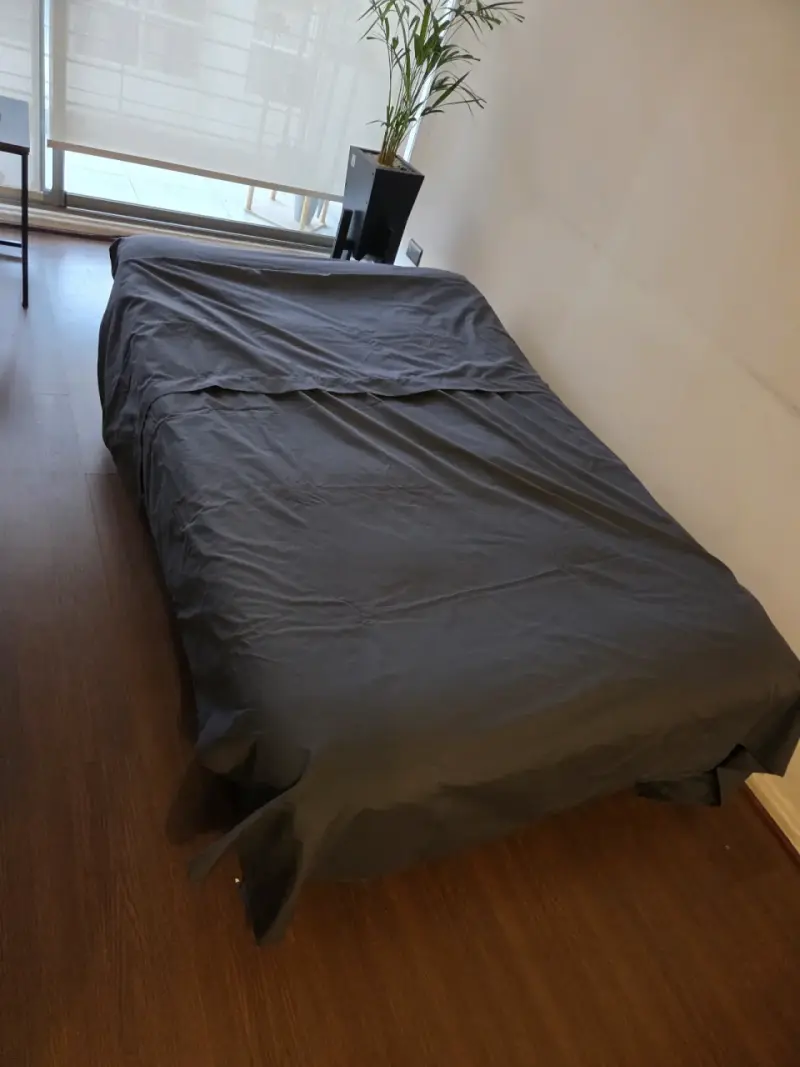 Sofá cama gris con patas metálicas - 6