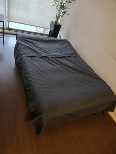 Sofá cama gris con patas metálicas - miniatura 6