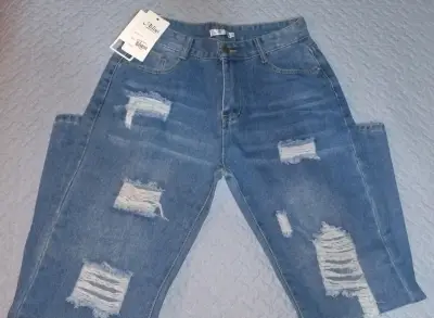 Jeans azules con roturas - miniatura 2