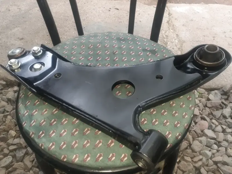 Brazos de suspensión para automóvil en buen estado - 3