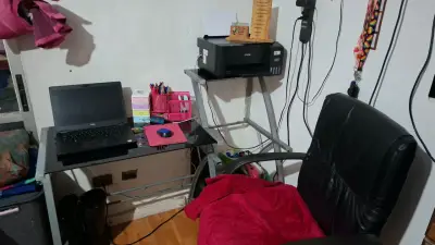 Escritorio de vidrio y metal para oficina - miniatura 1