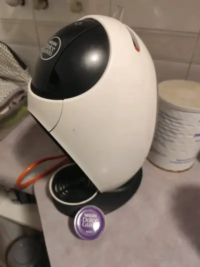 Cafetera Nescafé Dolce Gusto blanca - miniatura 1