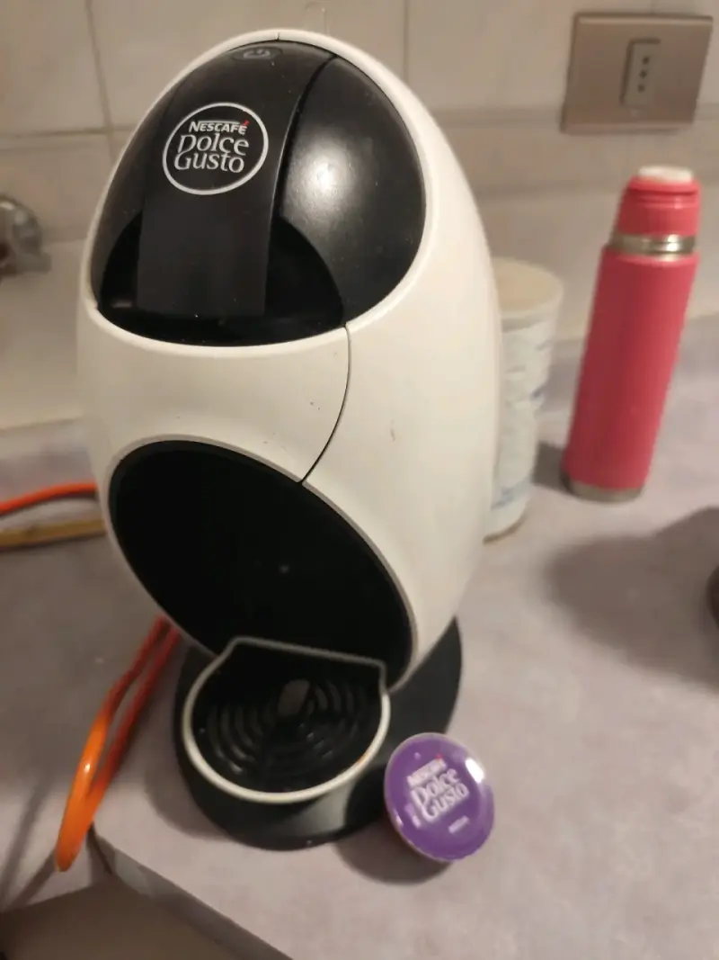 Cafetera Nescafé Dolce Gusto blanca - 2