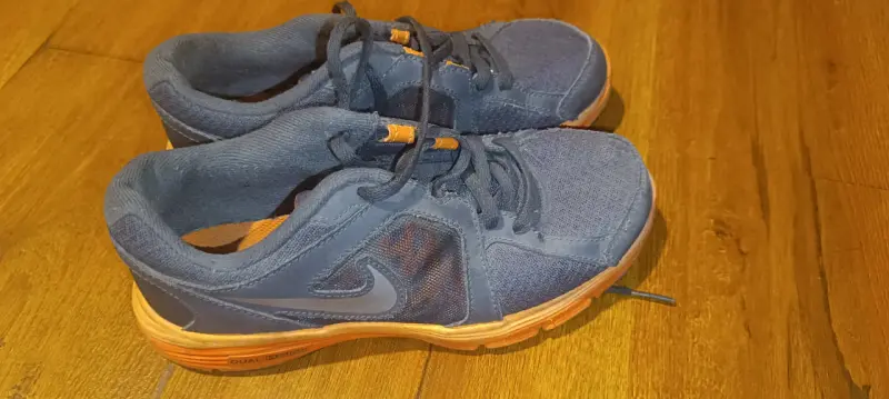 Zapatillas deportivas Nike azul y naranja