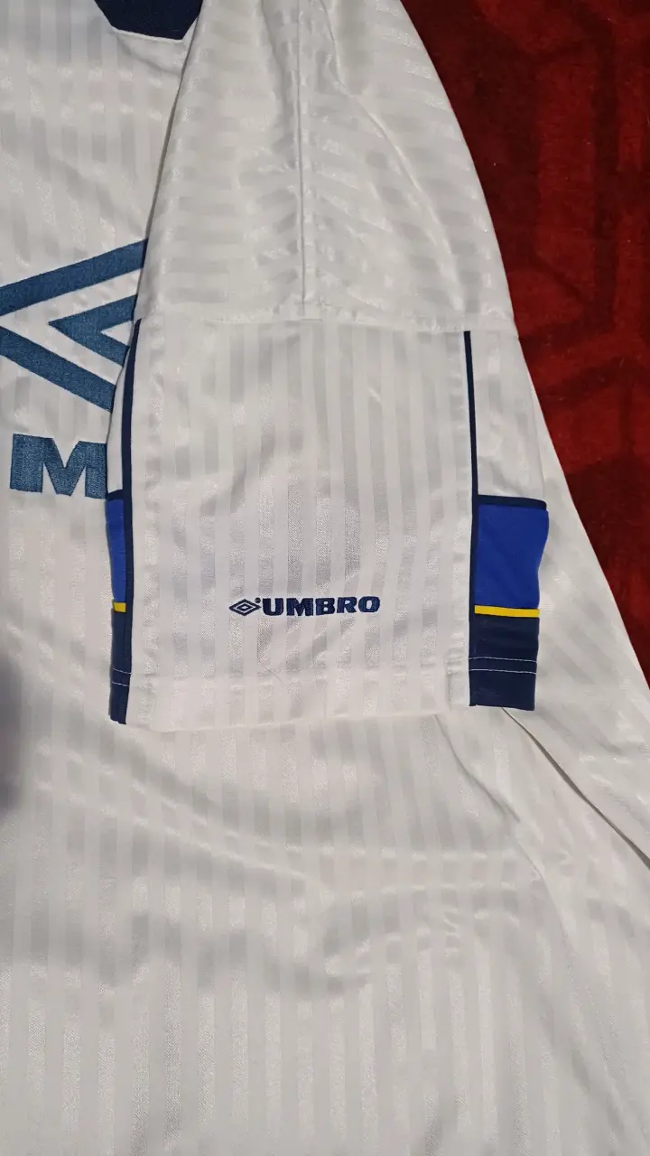 Polera blanca deportiva Umbro - 3