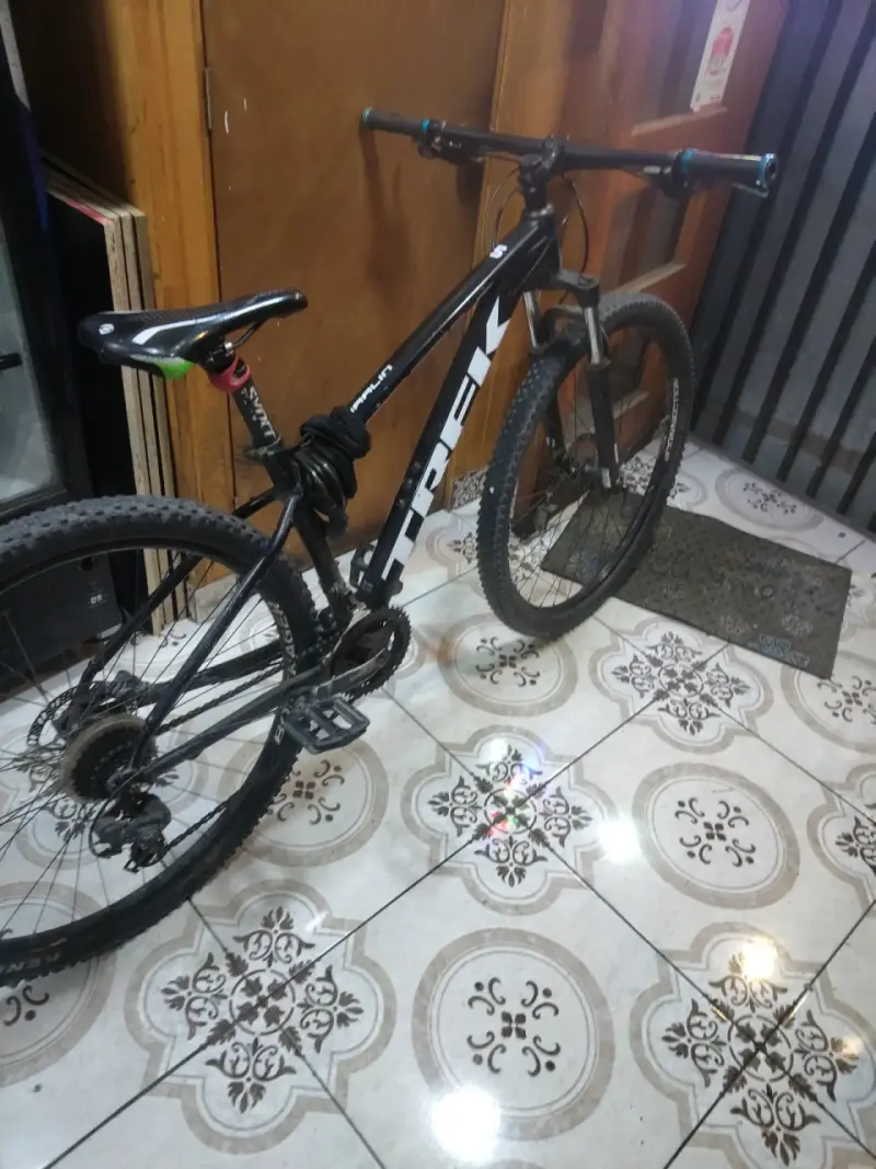 Bicicleta de montaña Trek Marlin negra 5