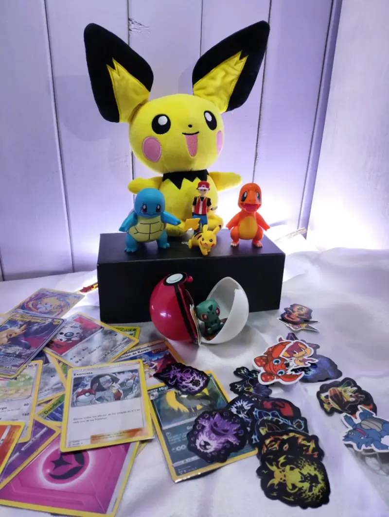 Set de figuras y cartas Pokémon con peluche Pichu