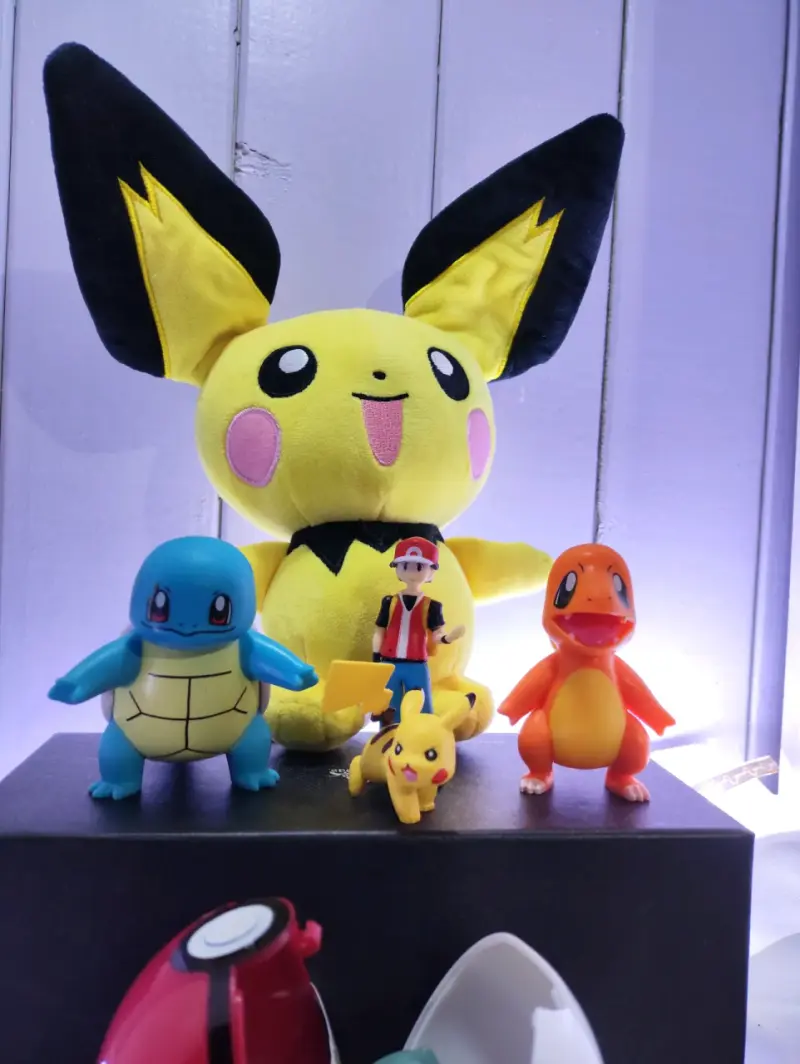 Set de figuras y cartas Pokémon con peluche Pichu - 2