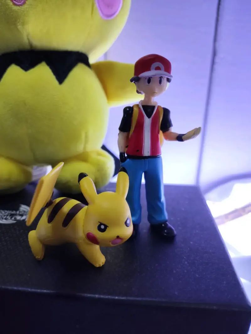 Set de figuras y cartas Pokémon con peluche Pichu - 4