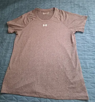Polera deportiva gris Under Armour para hombre - miniatura 2