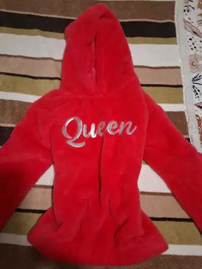 Polerón peludito fucsia con capucha 'Queen' - miniatura 1