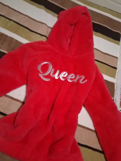 Polerón peludito fucsia con capucha 'Queen' - miniatura 2