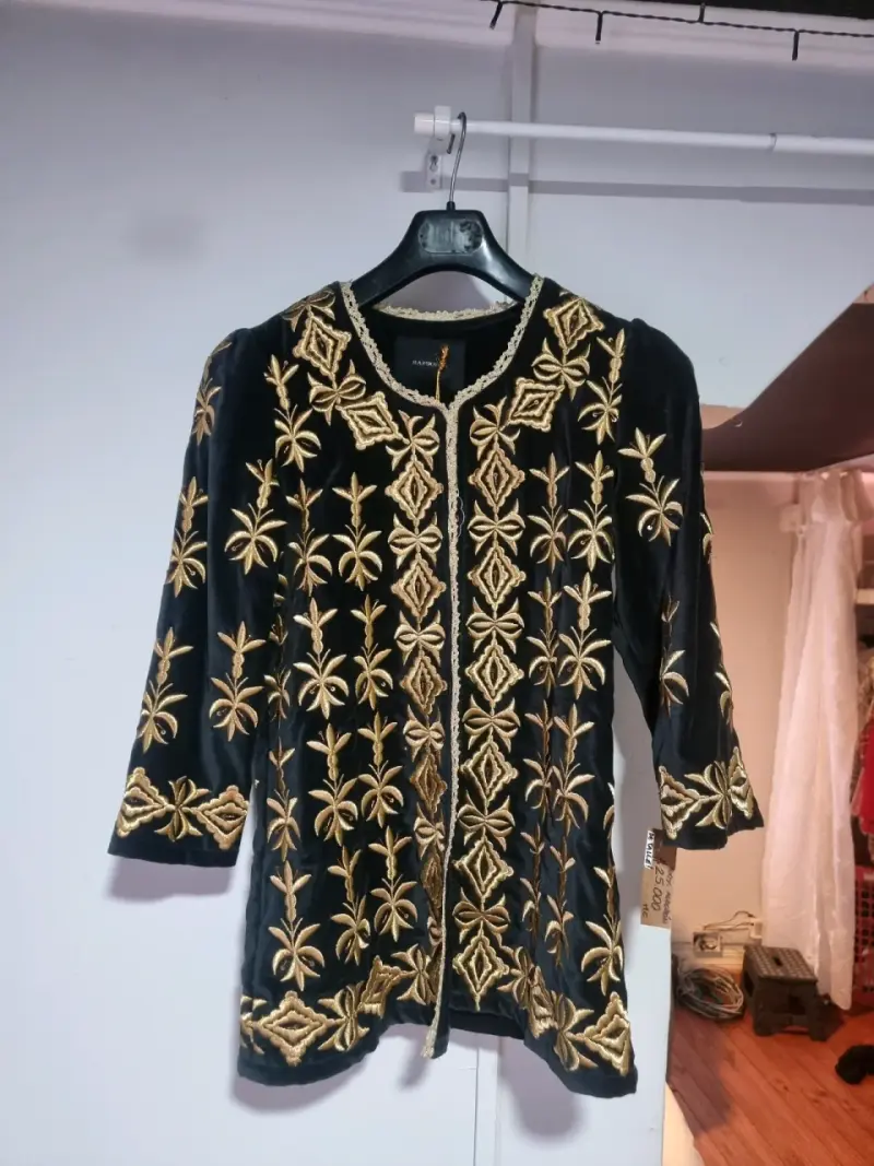 Chaqueta de terciopelo negro con bordado dorado R - 2
