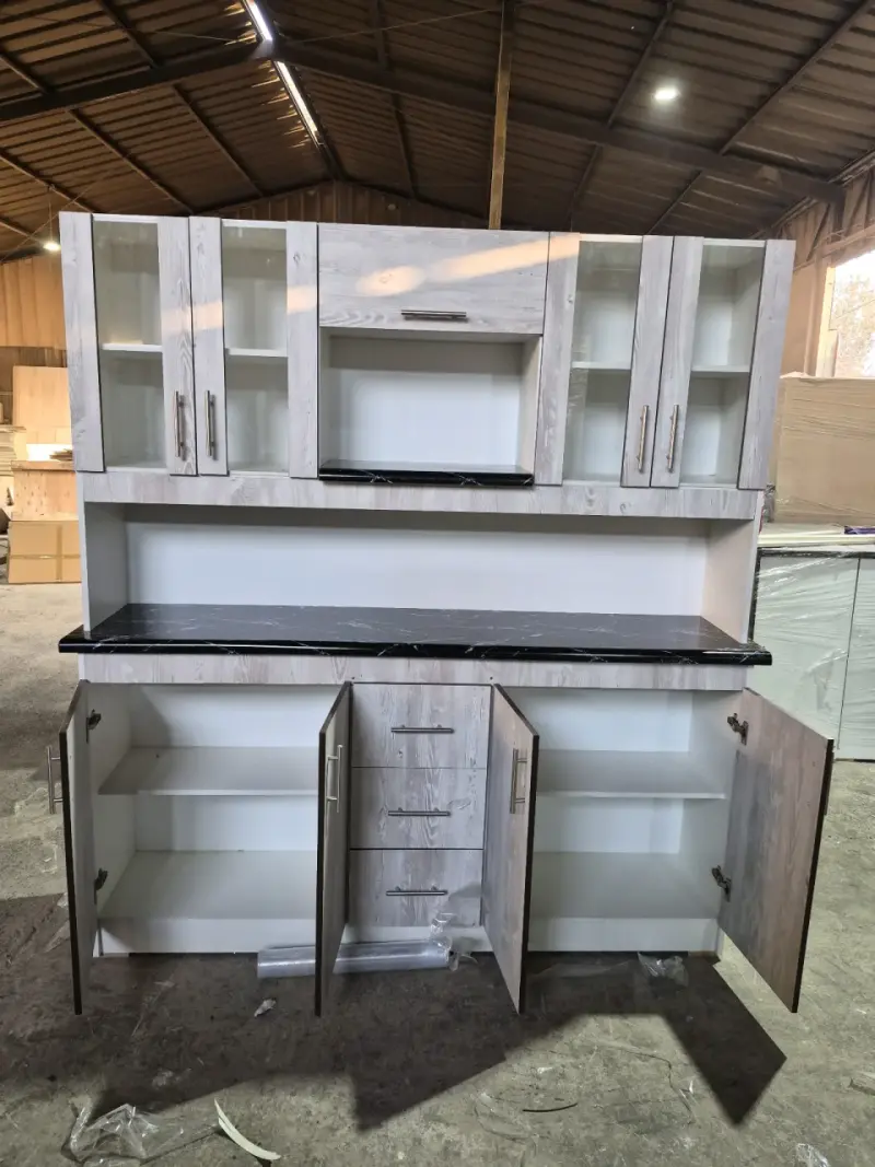Mueble de cocina con vitrinas y cajones
