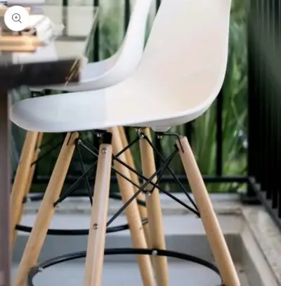 Taburetes estilo nórdico con patas de madera - miniatura 1
