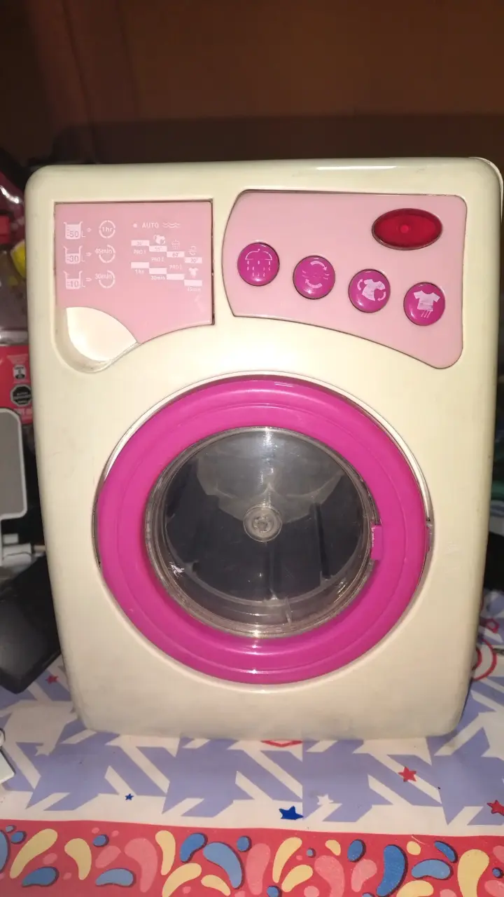 Mini lavadora de juguete con botones rosados