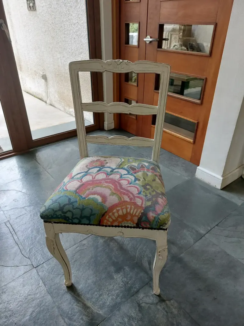 Silla vintage de madera con asiento tapizado floral