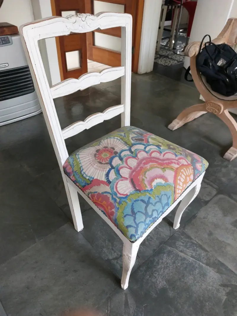 Silla vintage de madera con asiento tapizado floral - 2
