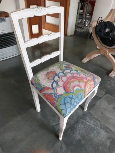 Silla vintage de madera con asiento tapizado floral - miniatura 2