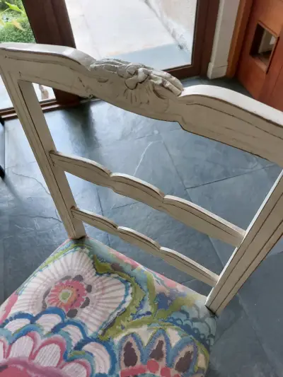 Silla vintage de madera con asiento tapizado floral - miniatura 3
