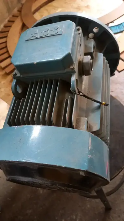 Motor eléctrico ABB usado en buen estado 7.5 hp - miniatura 1