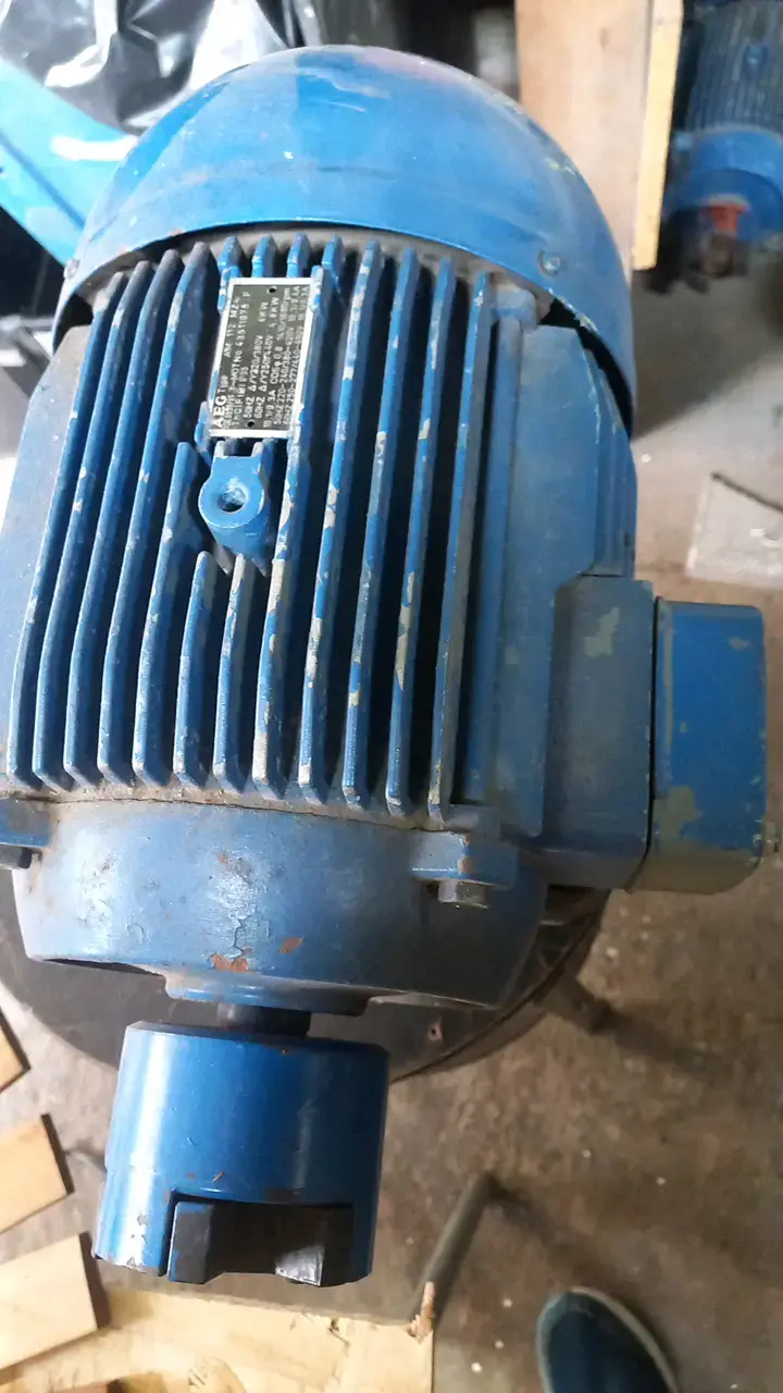 Motor eléctrico trifásico AEG 4kW usado 5.5 hp