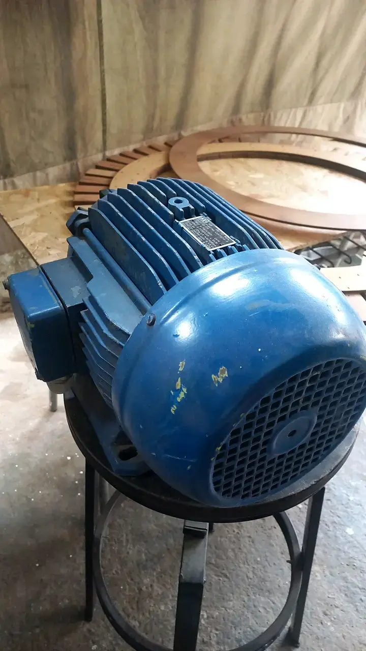 Motor eléctrico trifásico AEG 4kW usado 5.5 hp - 2