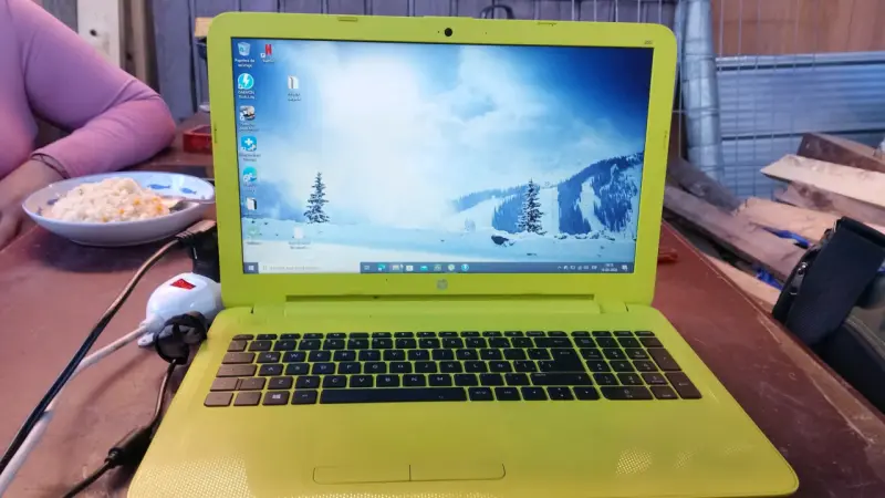 Laptop HP 250 G5 color amarillo