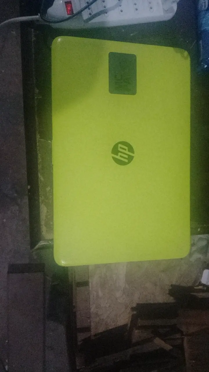 Laptop HP 250 G5 color amarillo - 2