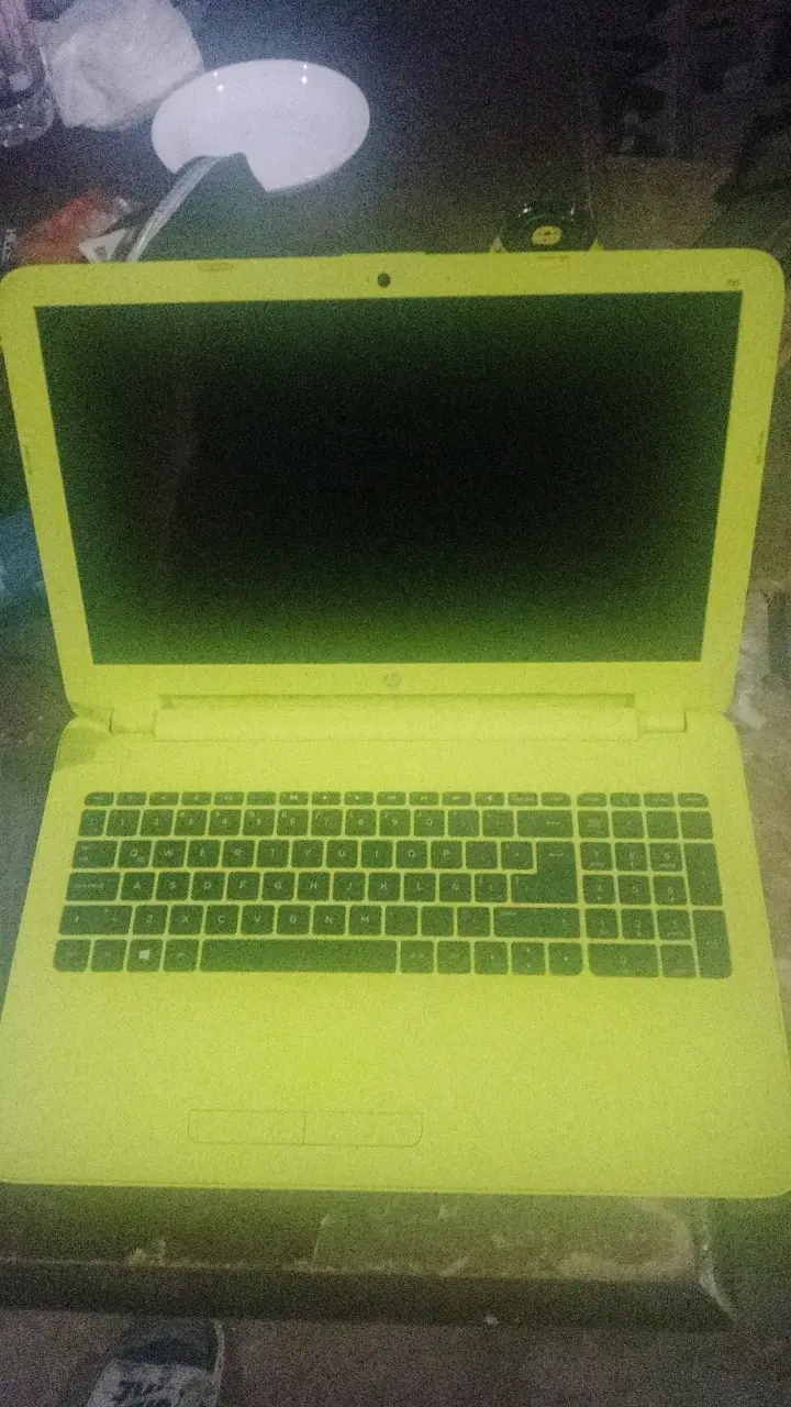 Laptop HP 250 G5 color amarillo - 3