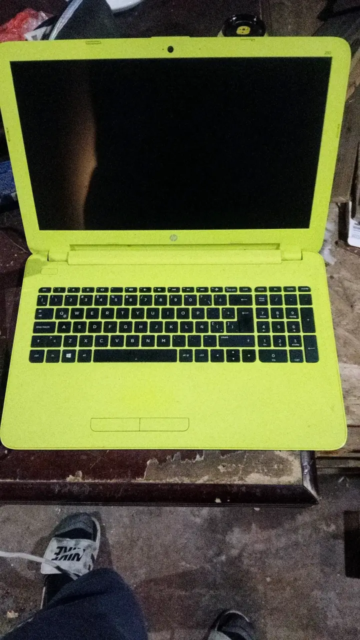 Laptop HP 250 G5 color amarillo - 4