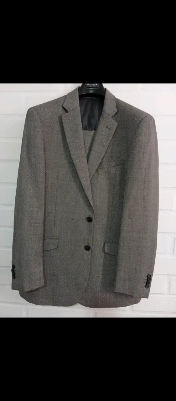 Traje gris para hombre en buen estado
