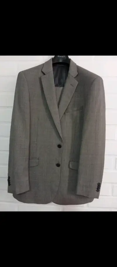 Traje gris para hombre en buen estado - miniatura 1