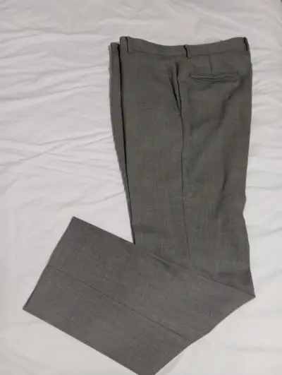 Traje gris para hombre en buen estado - miniatura 4