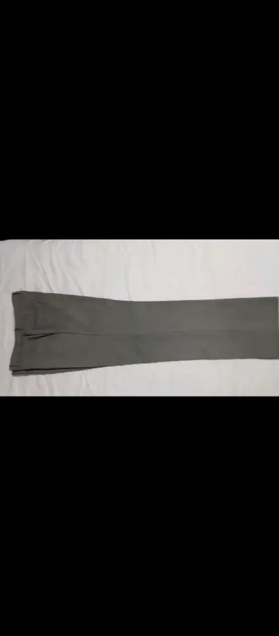 Traje gris para hombre en buen estado - miniatura 5