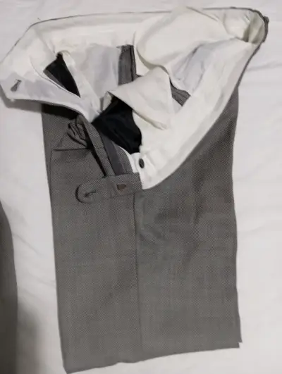 Traje gris para hombre en buen estado - miniatura 6