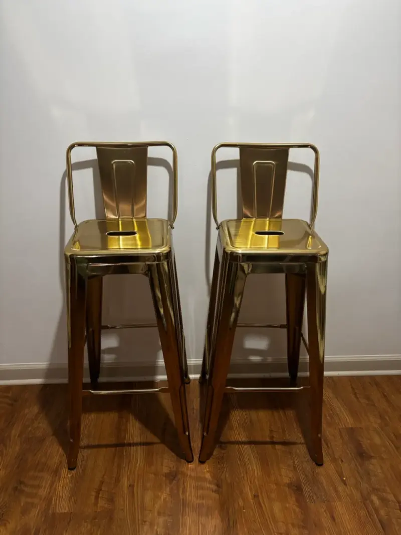 Sillas altas metálicas doradas para bar