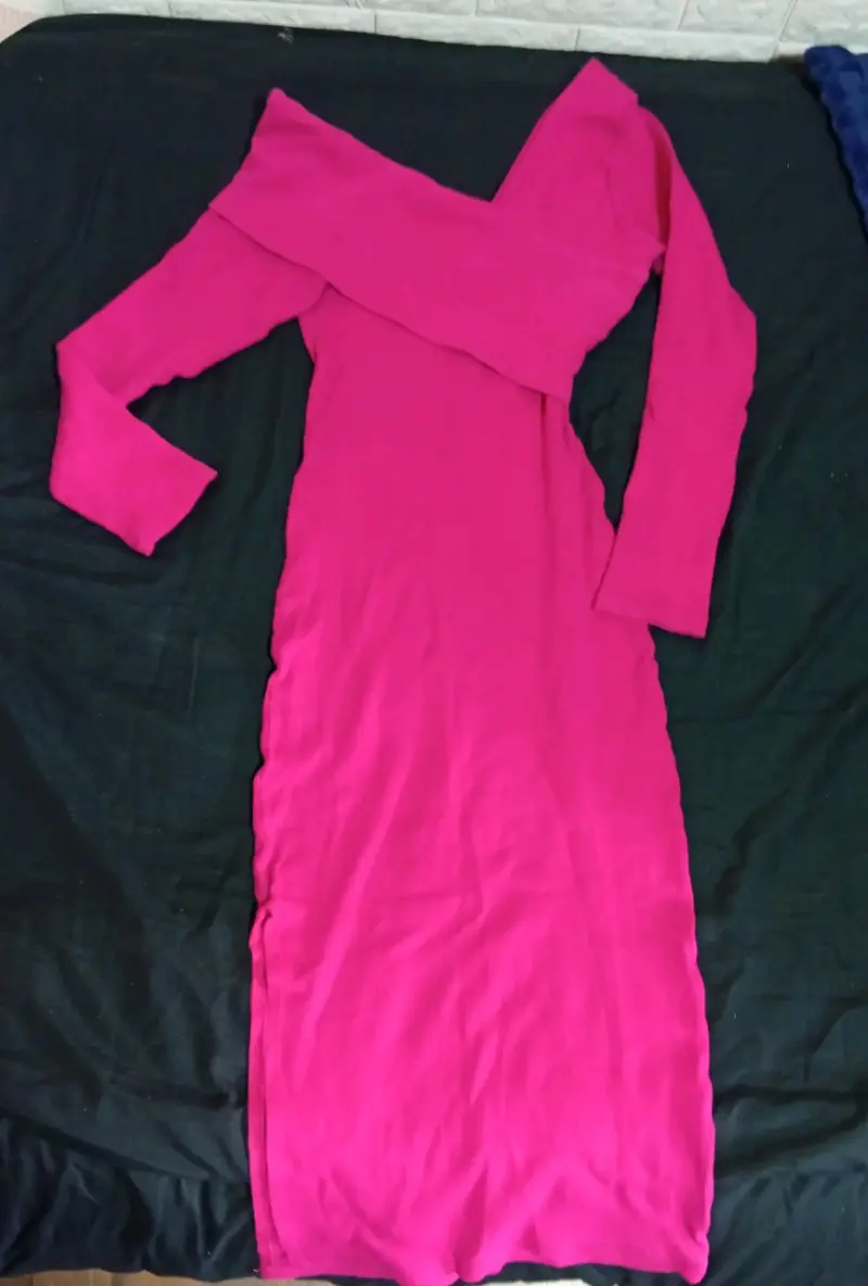 Vestido largo  asimétrico con hombros descubiertos