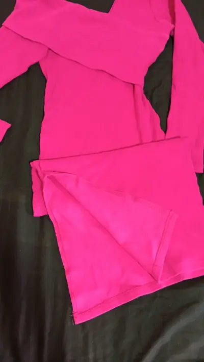 Vestido largo  asimétrico con hombros descubiertos - miniatura 2