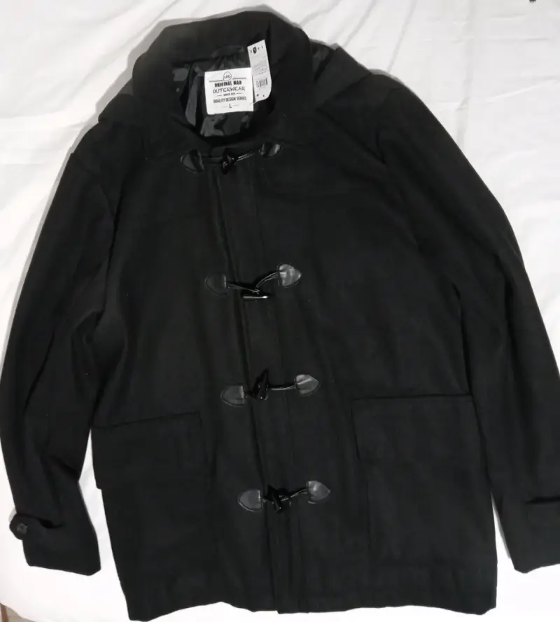 Abrigo negro con capucha para hombre