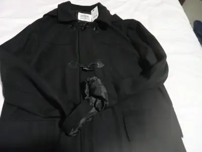 Abrigo negro con capucha para hombre - miniatura 2