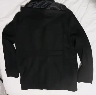 Abrigo negro con capucha para hombre - miniatura 3