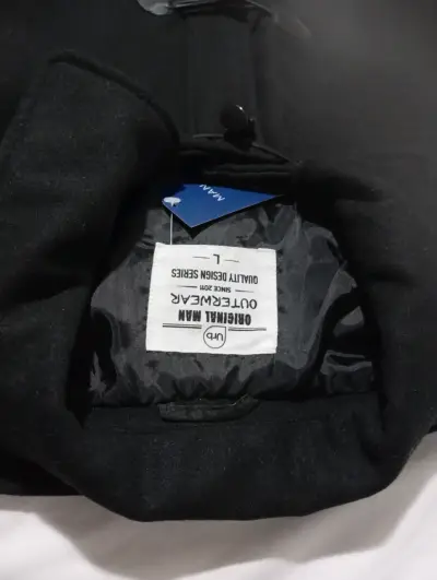 Abrigo negro con capucha para hombre - miniatura 4